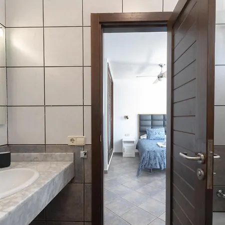 Вілла Luxury 3-bedroom With Heated Private Pool - In Marina Rubicon, Playa Blanca, Lanzarote *