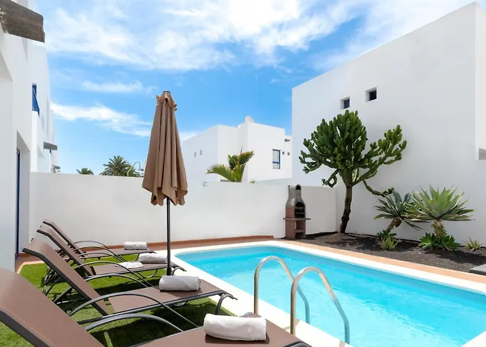 Vila Luxury 3-bedroom With Heated Private Pool - In Marina Rubicon, Playa Blanca, Lanzarote *