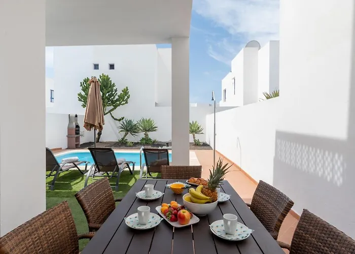 Vila Luxury 3-bedroom With Heated Private Pool - In Marina Rubicon, Playa Blanca, Lanzarote