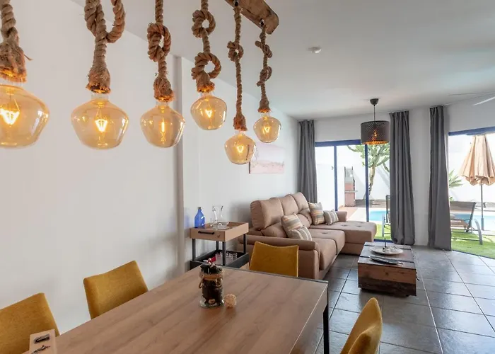 Vila Luxury 3-bedroom With Heated Private Pool - In Marina Rubicon, Playa Blanca, Lanzarote *